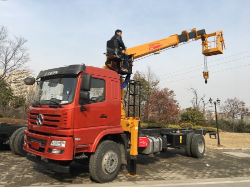 大運風(fēng)景8噸U型臂隨車(chē)吊帶吊籃